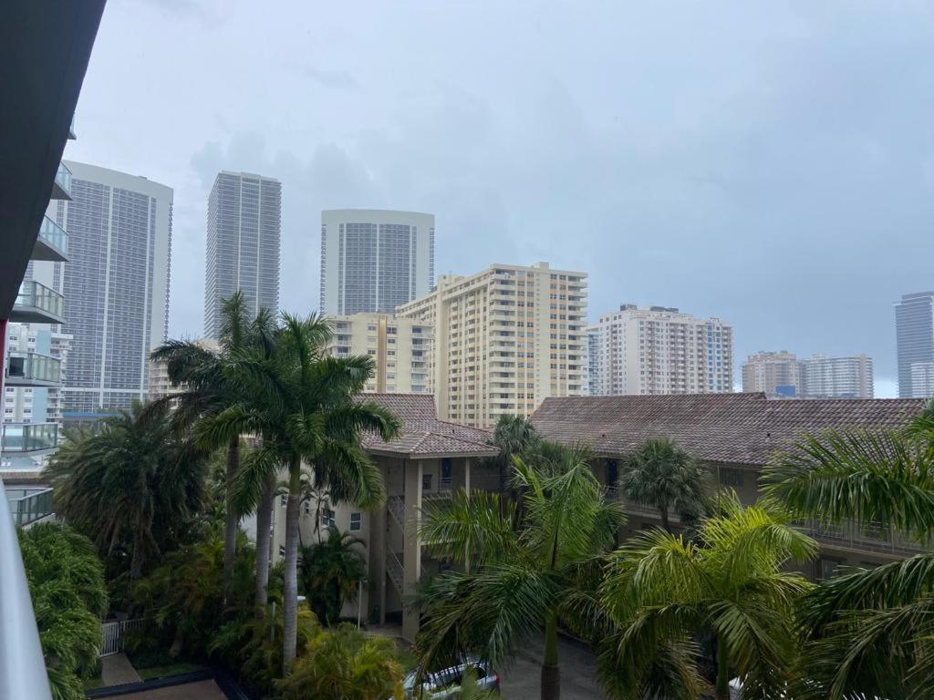 Amazing 1B-1B Apartment With Amazing View! 28A Hallandale Beach Kültér fotó